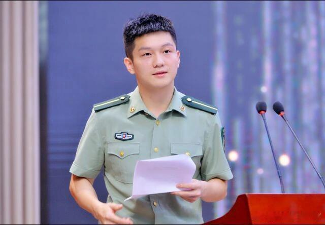 好青涩的军装振东同志 ​​​