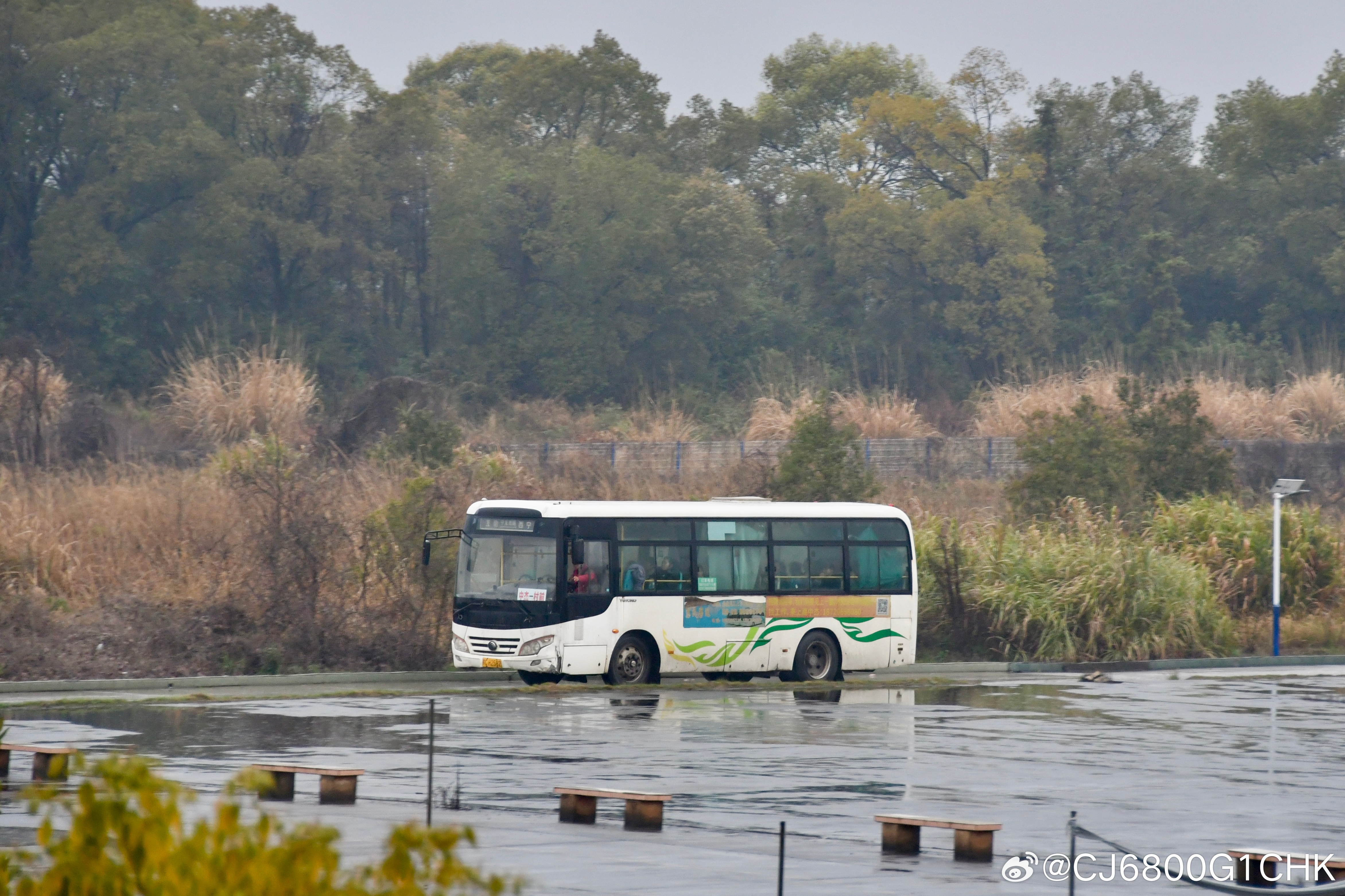 宜春·上高县中杰鞋厂。17:40，通勤车鱼贯而出