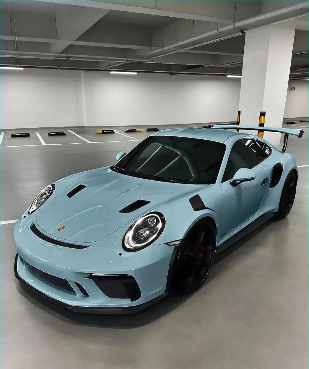 说真的，这样的 GT3，谁能扛得住啊！简直长在我审美上了​
车身线条硬得恰到好处