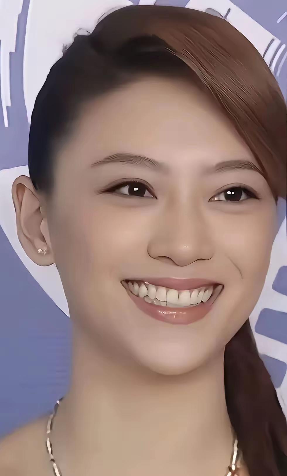 陈小春这话，听着简单，却戳中了不少人心里的“福气相”。
 
他说喜欢应采儿爱笑，