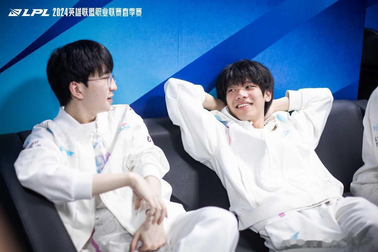 14045 这两个人 