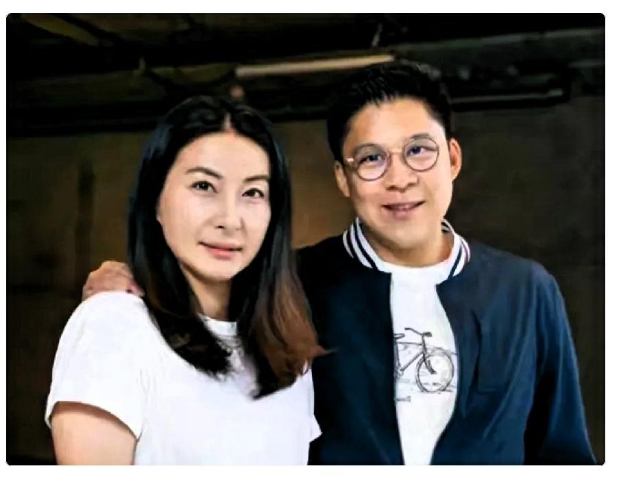 霍启刚近日访谈中提到：“刚给了儿子一部手机用。

因为小学快毕业了，同学们都在用