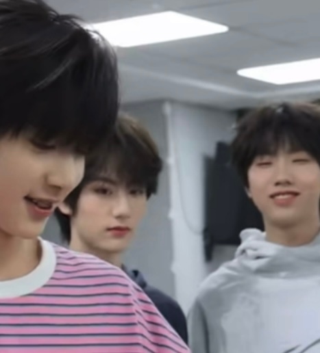 我一直觉得李煜东有点男生女相，有时候就感觉他特别媚，像那种妖精，有人懂我吗？