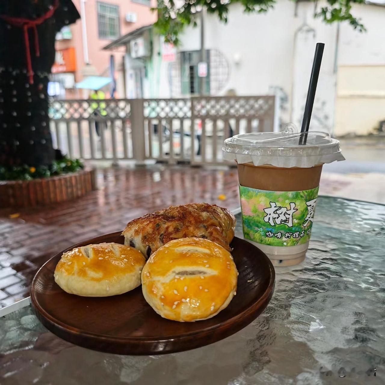 67岁儿子想抱92岁老爸晒太阳，结果两人双双摔在床上，儿子一句话，老爸哭了

这