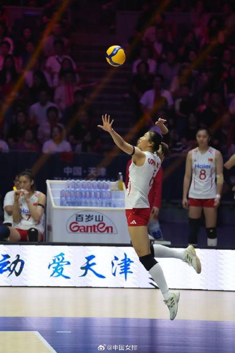 女排亚锦赛决赛，中国女排2比3惜败泰国女排，无缘冠军，第一局中国女排20比25输