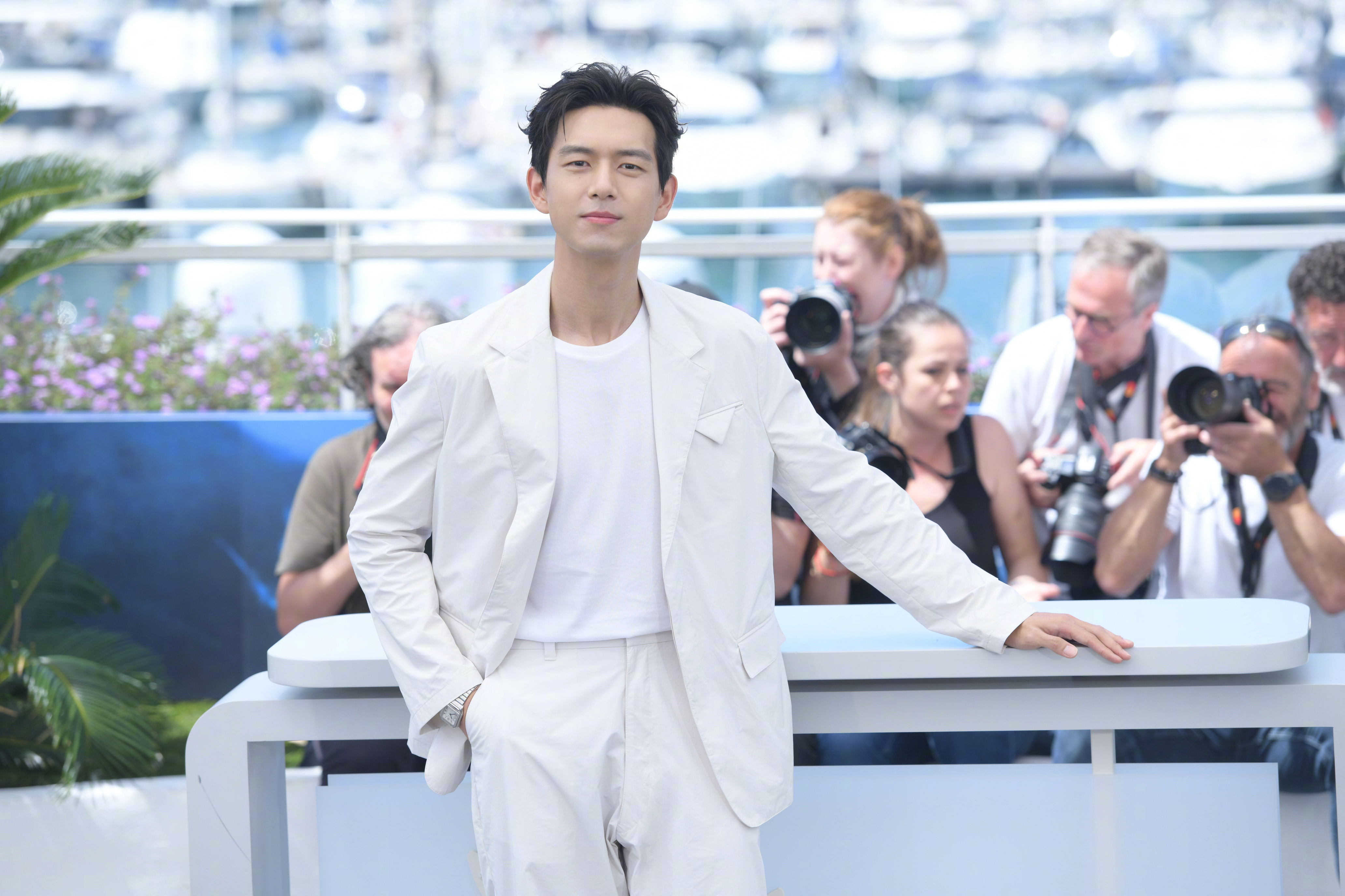 #李现戛纳第四套#   戛纳第四套造型来啦！谁懂李现穿白！全白西装松弛又干净，轻