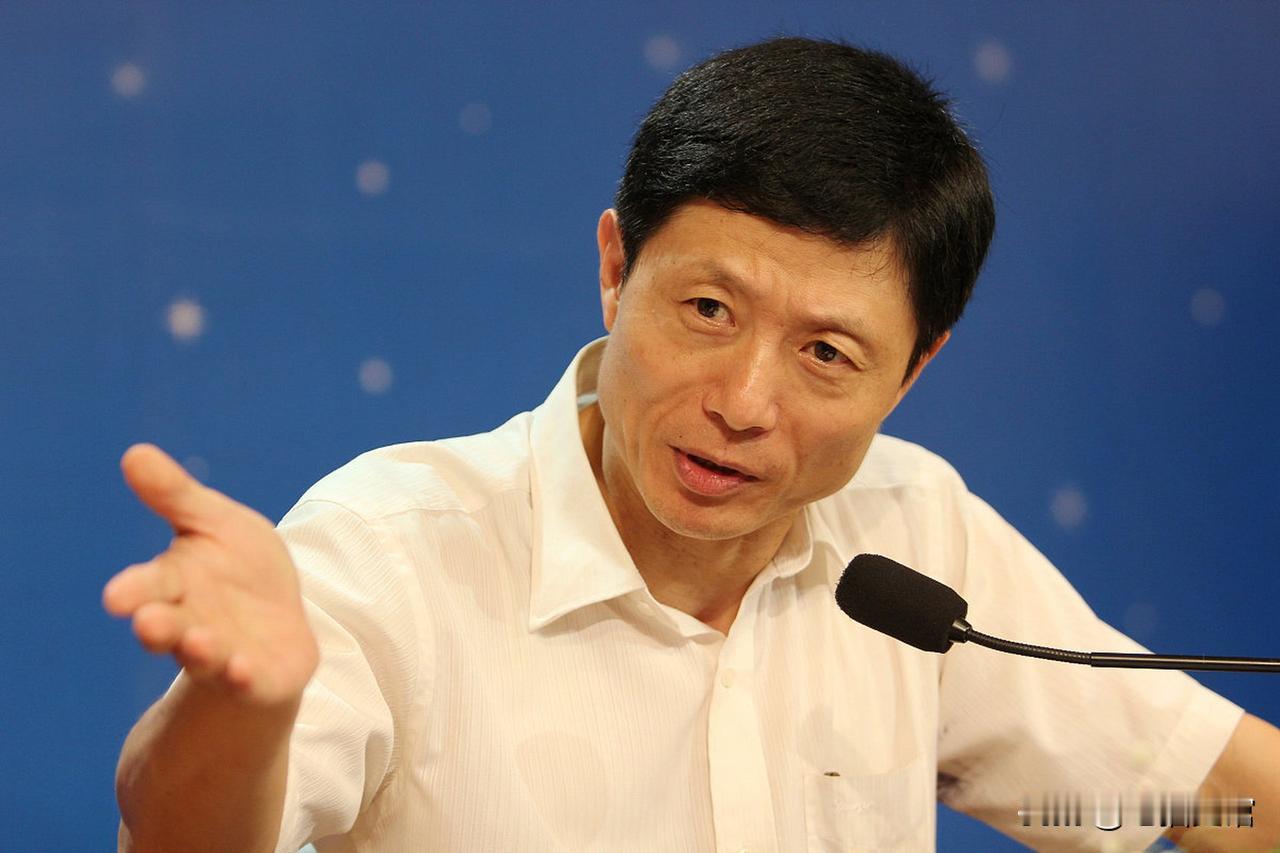 艾跃进提出了一个深刻的问题：“让工人下岗，还要人家从头再来，你们为什么不从头再来