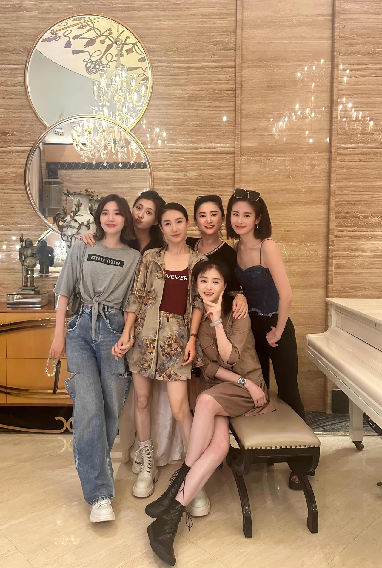 要不是看到这张合影，我都没注意颖儿也参演《甄嬛传》了。

这张“小主们”大合照，