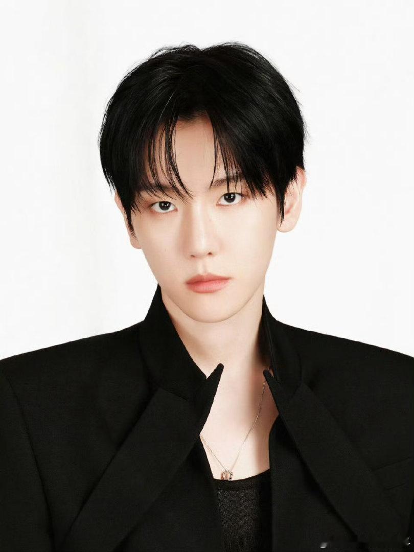 边伯贤手捧星河边伯贤你个萌物别太会拍！星河的光捧在手里，眼神里有温柔也有故事！摘