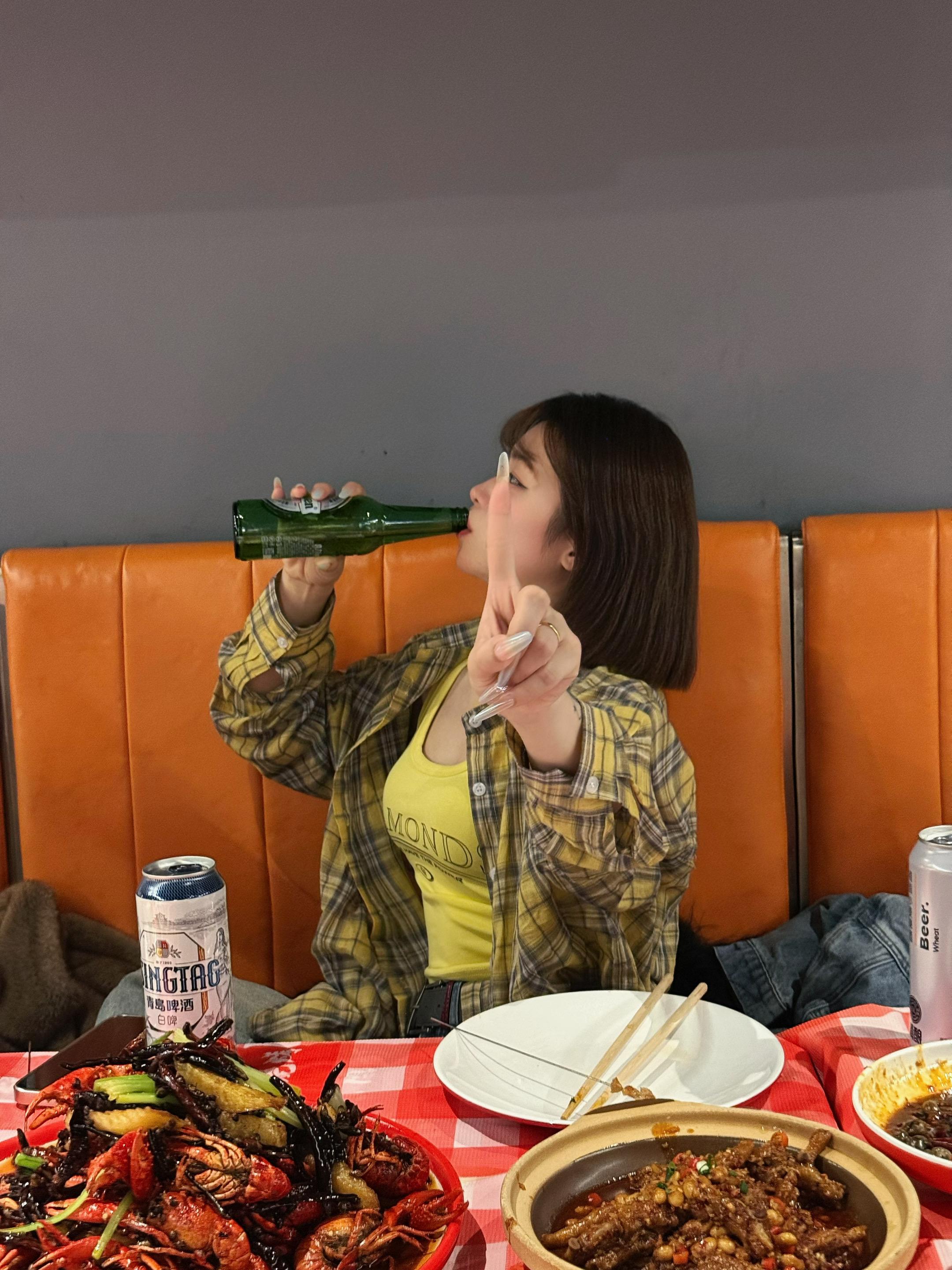 跟我暧昧就坐我右边 跟我喝酒就坐我对面 是爱情就一杯倒 是对手 轮椅自觉备好