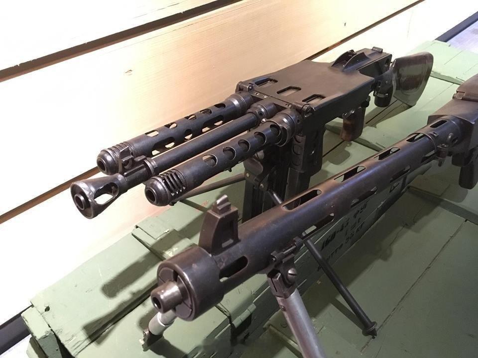 二战时期保加利亚设计的实验型三管冲锋枪 M1944，由设计师 Hristo Sp