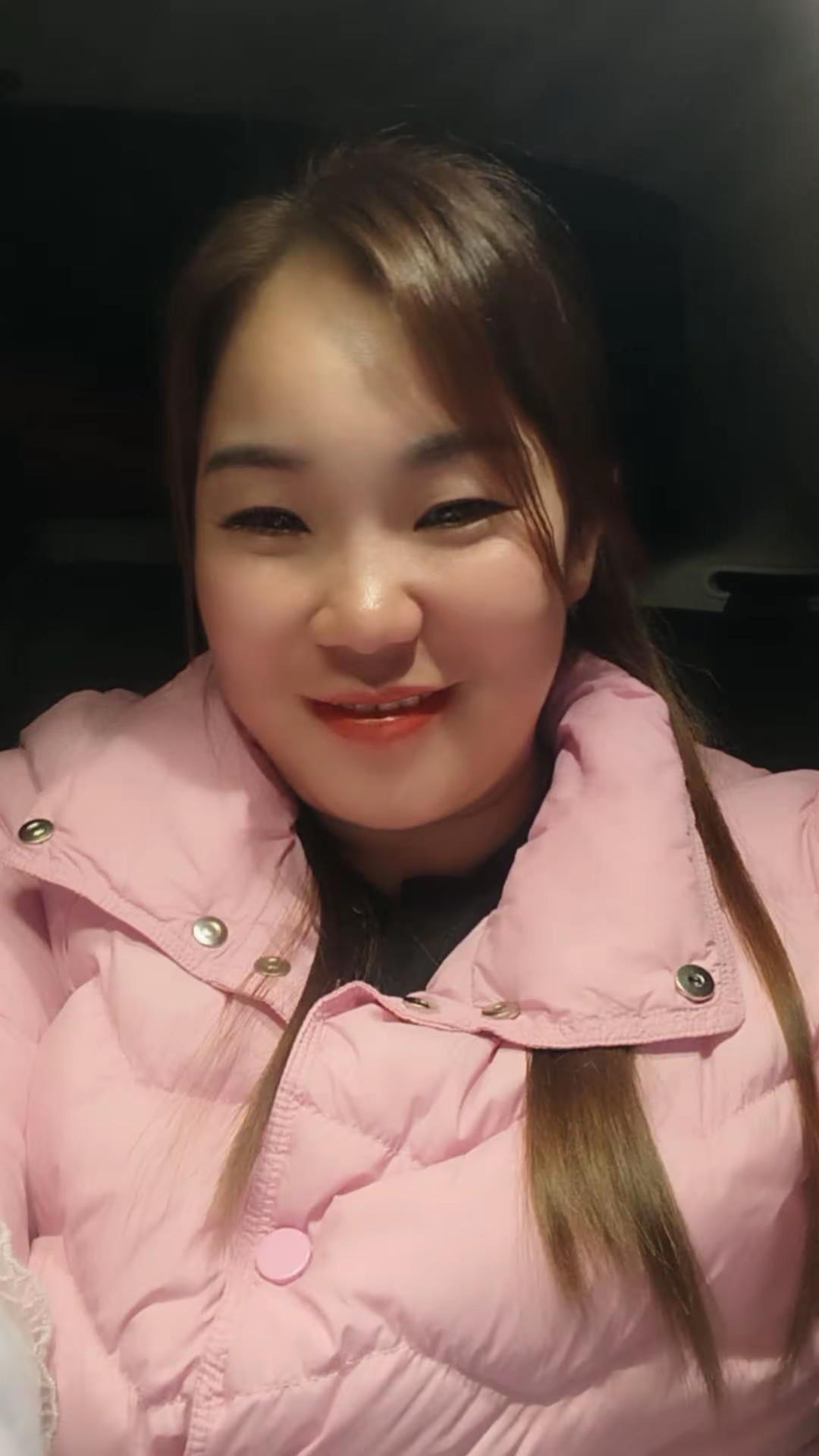 “开心的永远不是礼物   是用心   是惦记   是被爱”