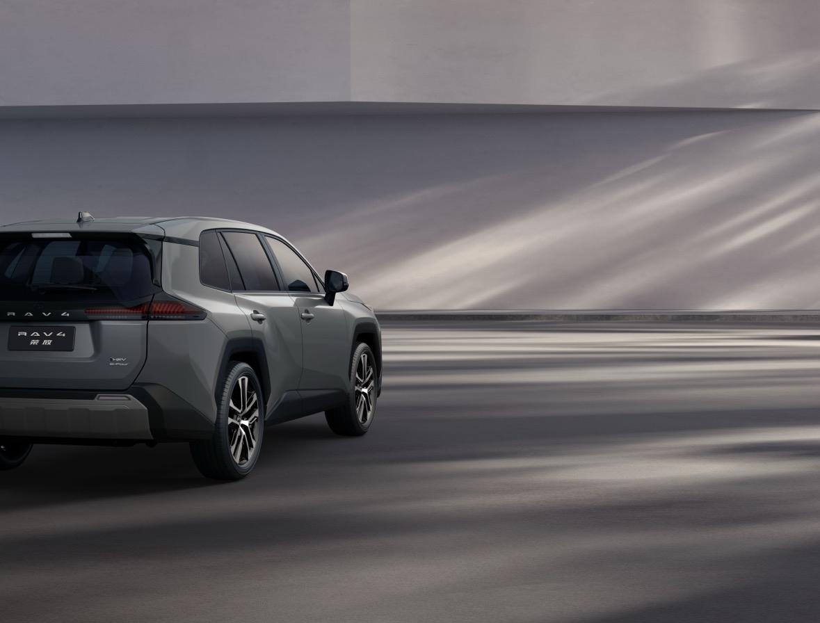 丰田这是把中国消费者研究透了！
1.要体面——有丰田凯美瑞，
2.要舒适——有丰