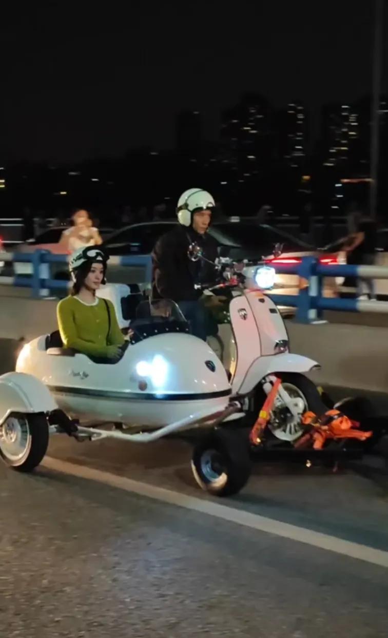 重庆沙滨路偶遇赵丽颖拍摄
原来电视剧里开车是这样拍的
虽然都已经凌晨了现在依旧人