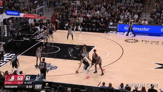 阿弗迪亚最后两个三分球锁局击败马刺，本季第三个三双——此前生涯一共两次，继续全联