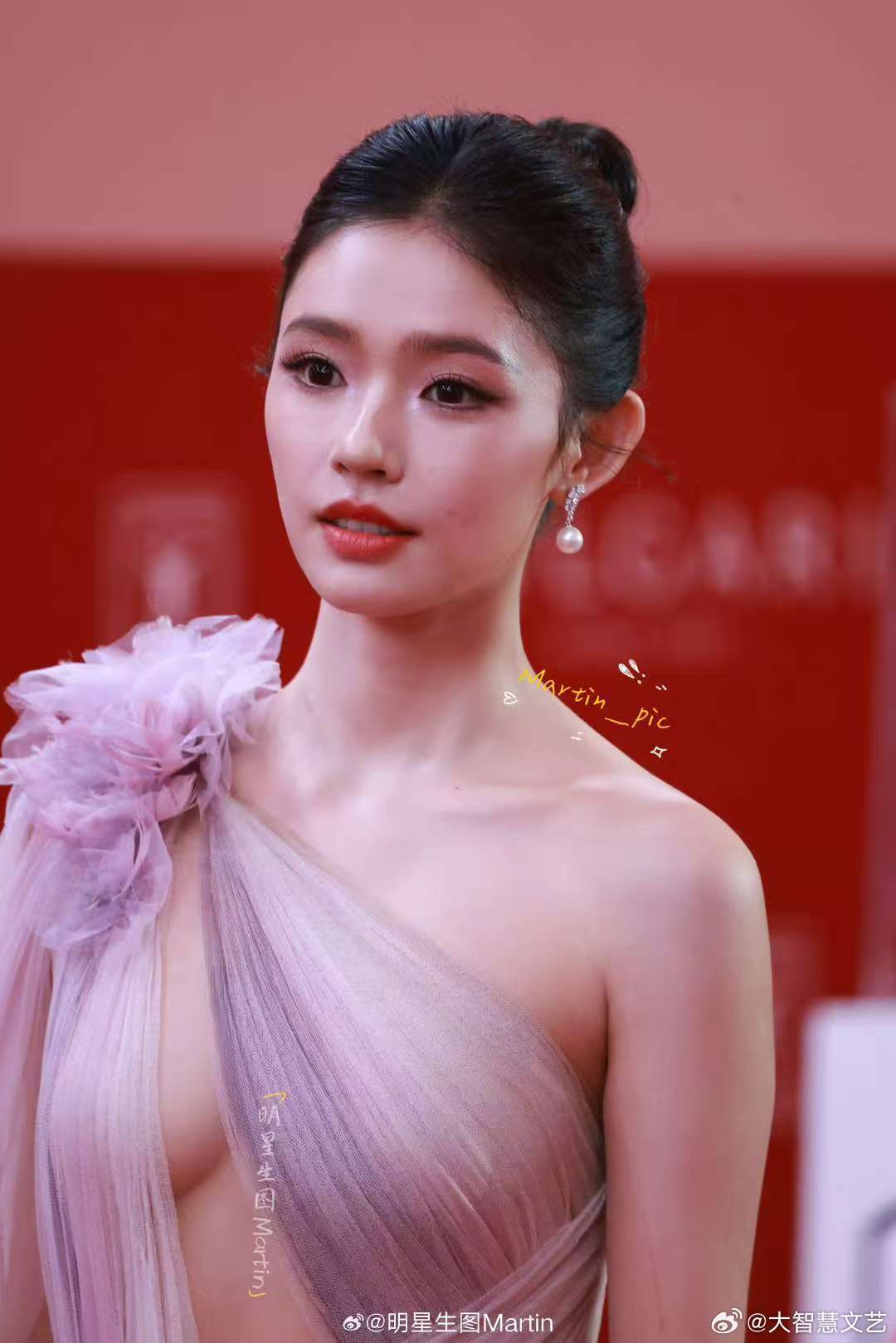 林允身材好就是敢穿  温柔大气的美丽之中又带来了一丝丝的小性感的呀，我们的林允身