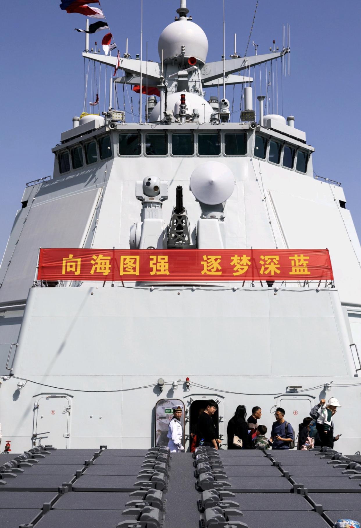 052D导弹驱逐舰及其改进型的舰桥正面对比图