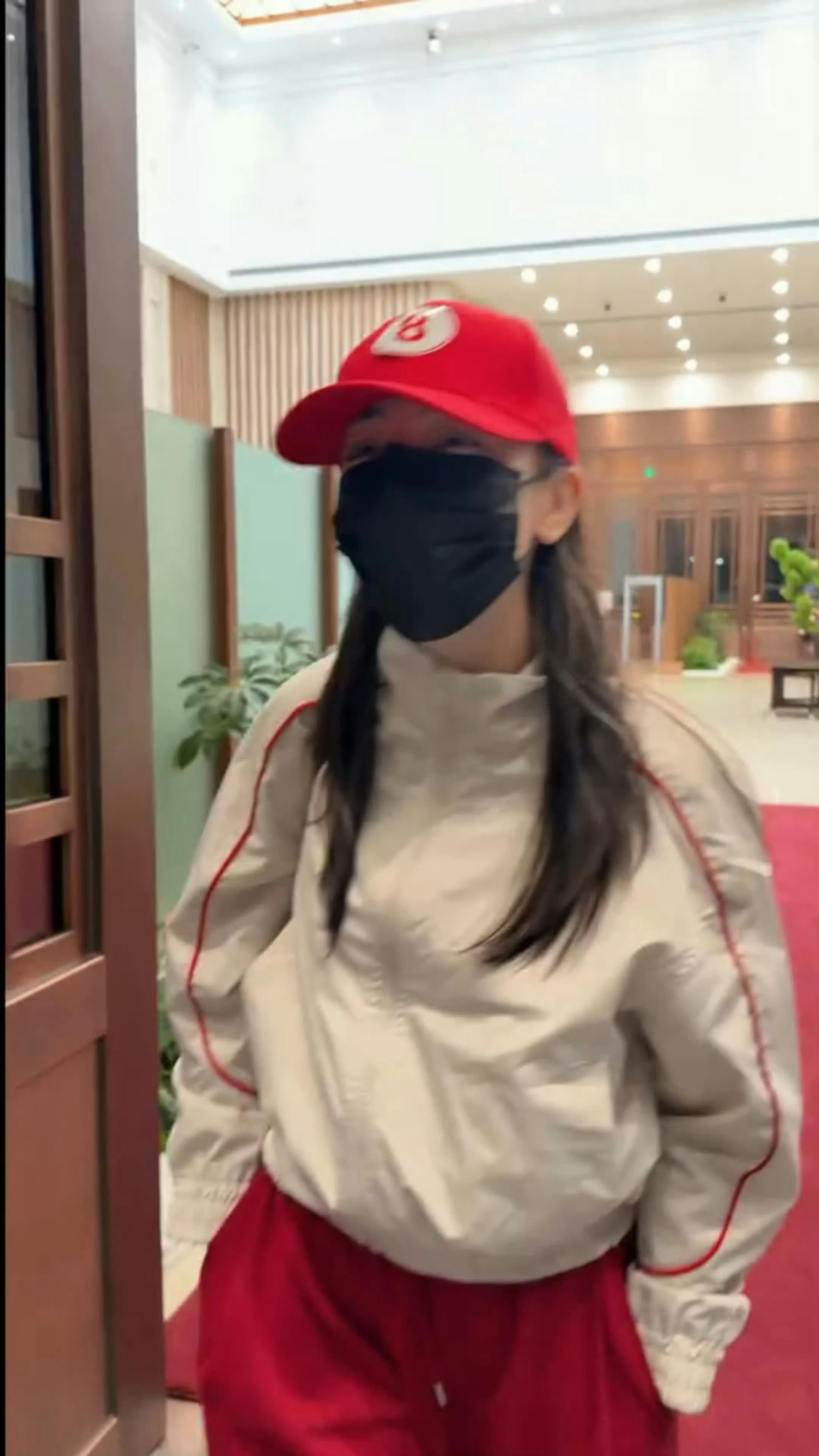 帽子上的贴纸哈哈哈哈哈特别可爱