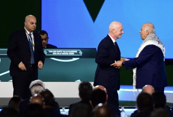 自讨苦吃！国际足联主席强行撮合巴以代表握手，巴勒斯坦代表直接翻脸：不可能！
今天