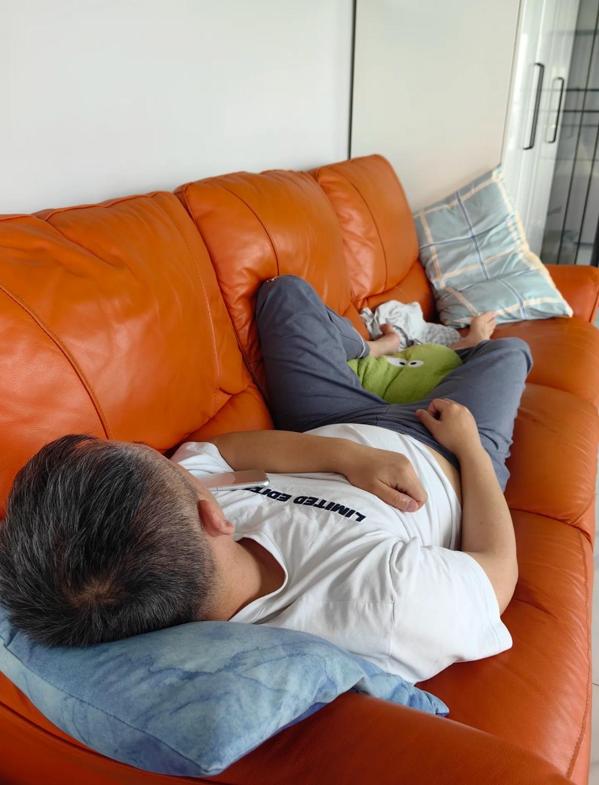 最近，我爸一天比一天爱睡觉，怎么喊都醒不过来。

我弟和我妹急得眼睛都红了，眼泪
