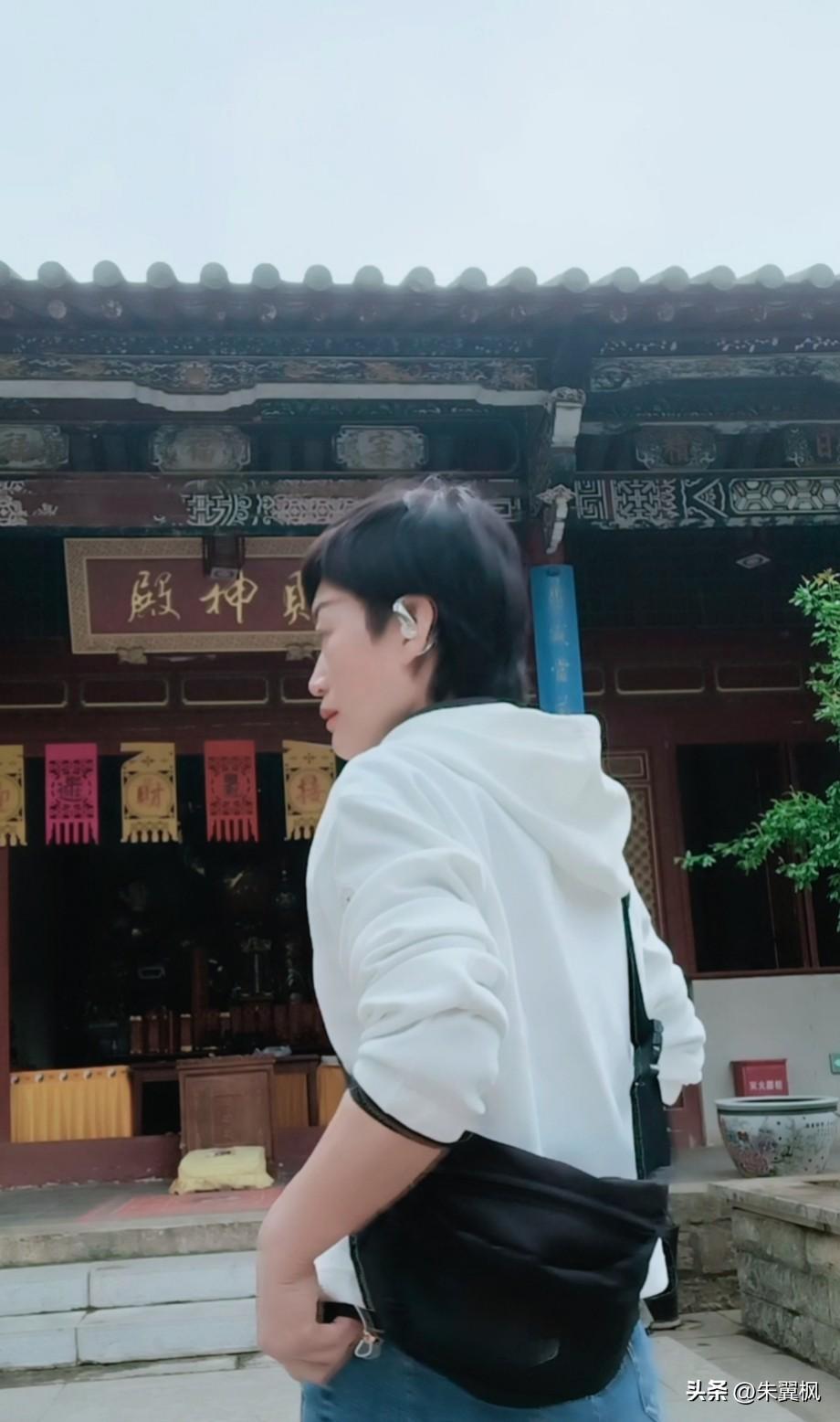 年前两天，一朋友出了点事故，全身伤得不轻，致使年也没过成，整个春节期间都是躺医院