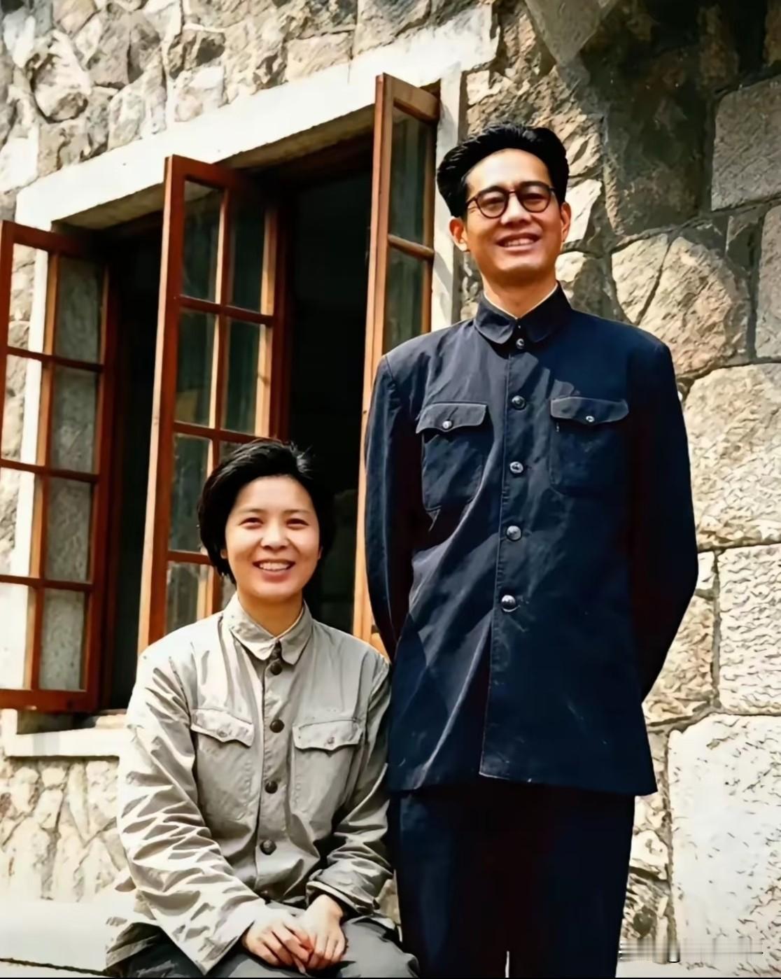 我第一位新闻发言人，当然也是第一位女新闻发言人是龚澎。
她毕业于燕京大学，曾任共