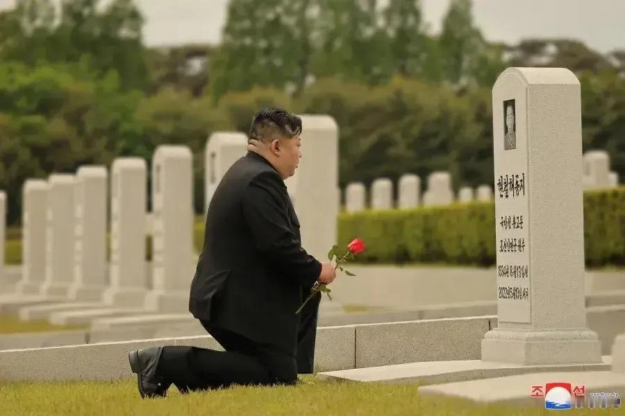 【金正恩做出罕见动作，原来是为了他】朝中社报道，５月19日下午，朝鲜领导人金正恩