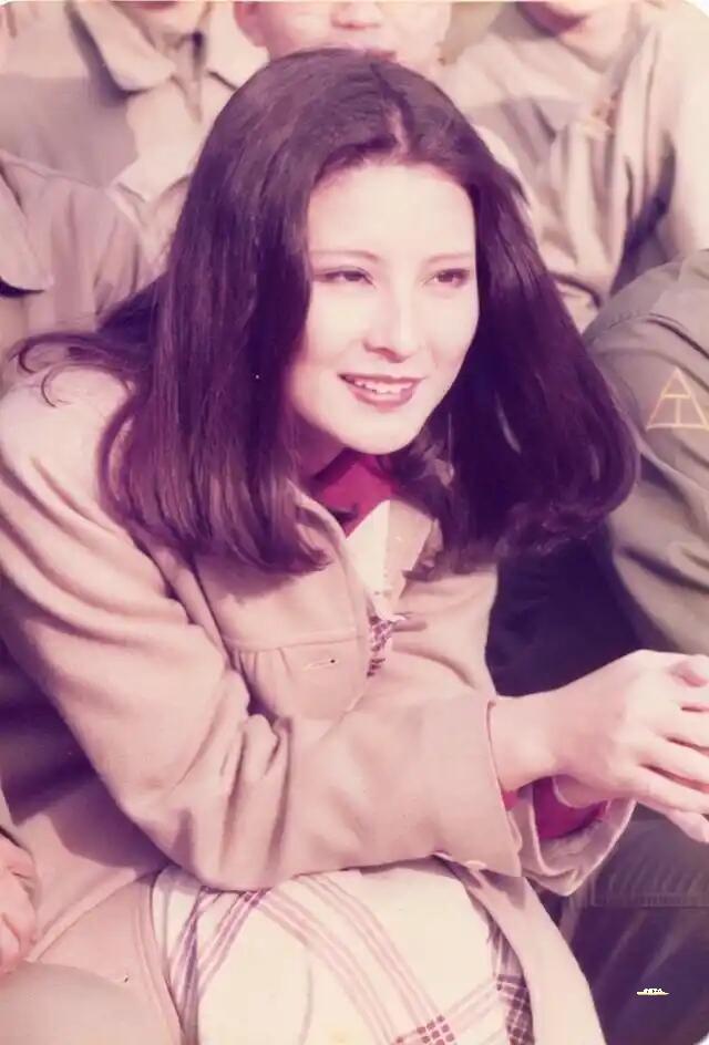 她是传奇歌手，也是“天后中的天后”
自98年退圈以来，她已绝迹江湖28年，那怕金