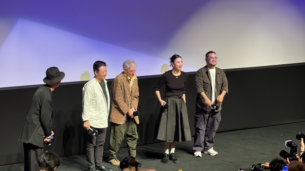 前方参加vivo FIRST超短片颁奖礼
杜可风 陈正道 宋佳
小宋佳有种大气美