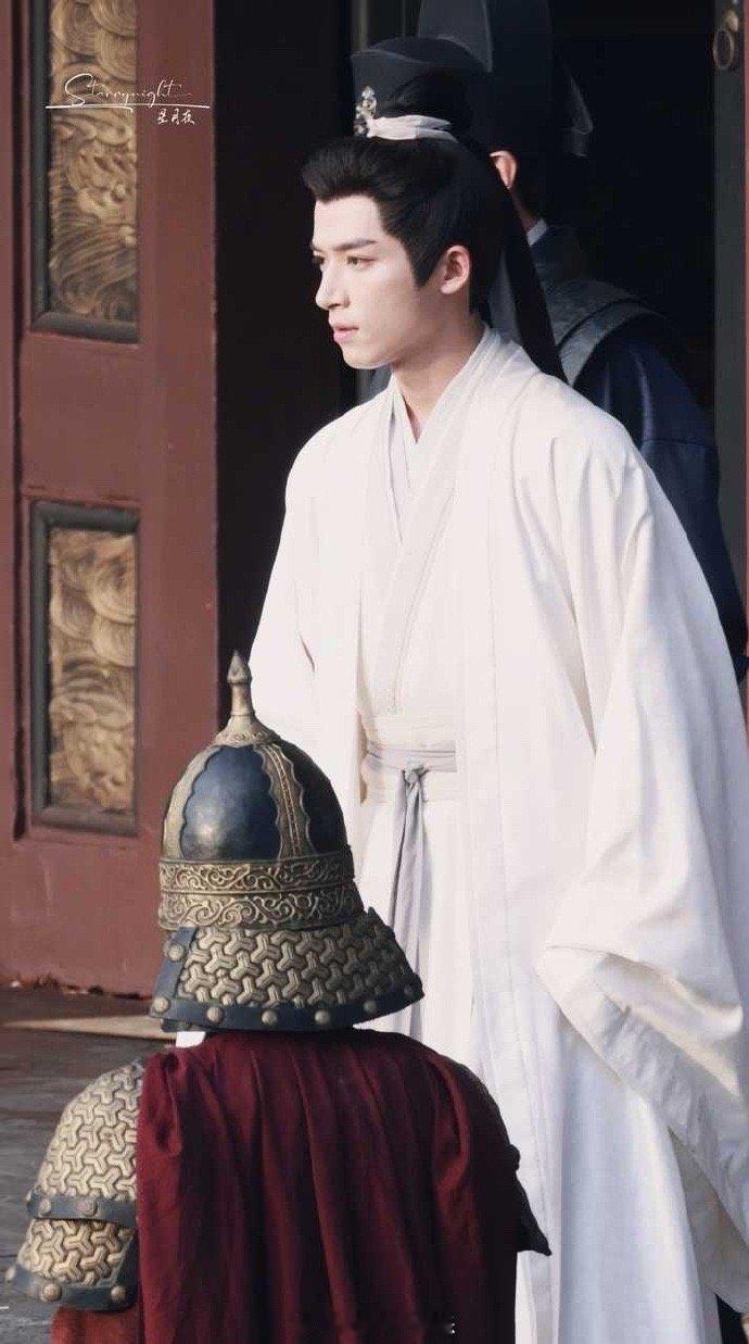王星越零帧起演 看到王星越在节目里被杨迪踩到jio，零帧起演绿茶模式，那无辜的小