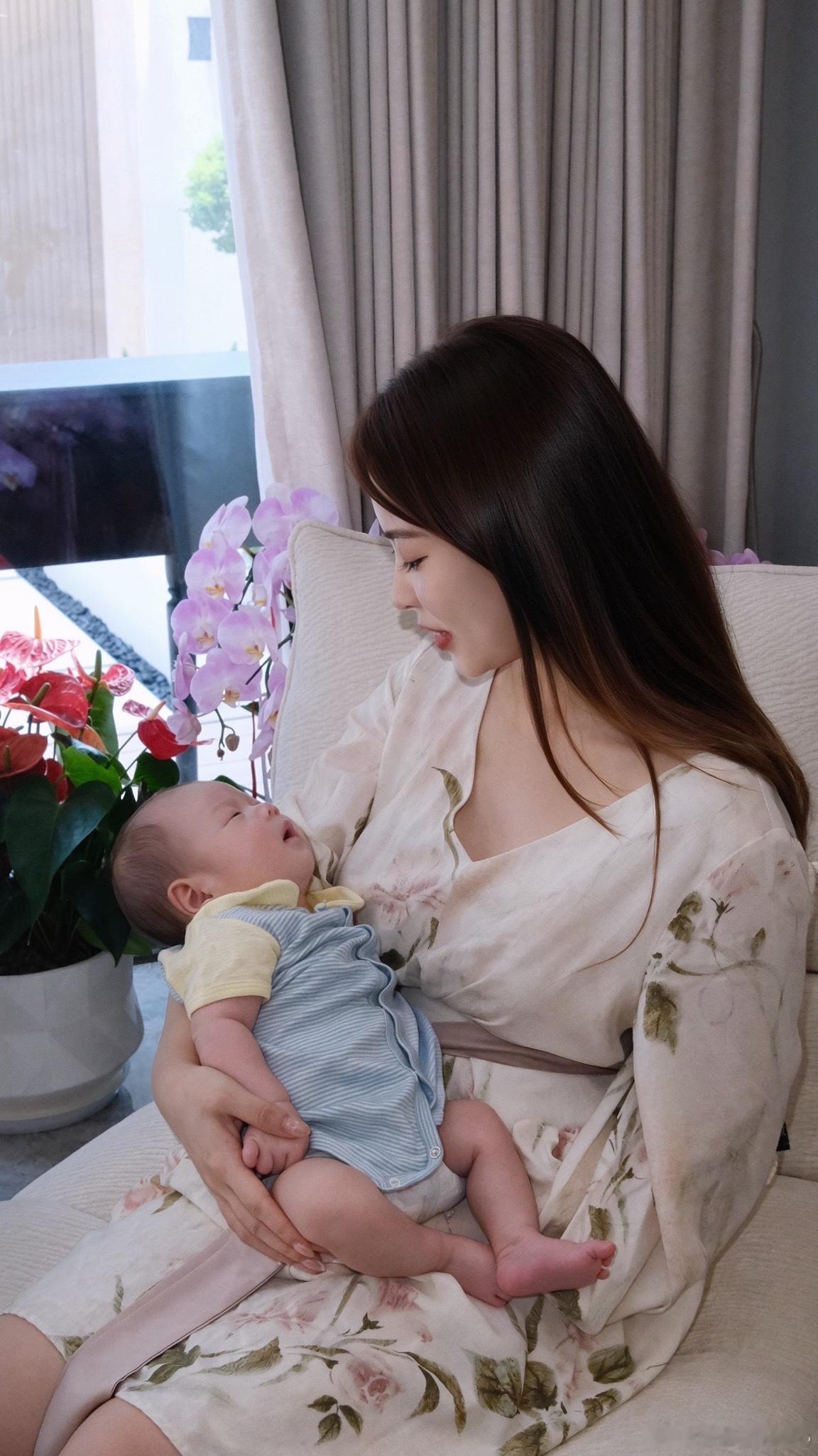 我是六六✨这是我的妈妈，每天抱着我照顾我。这是妈妈的妈妈，我的外婆，很久以前，外