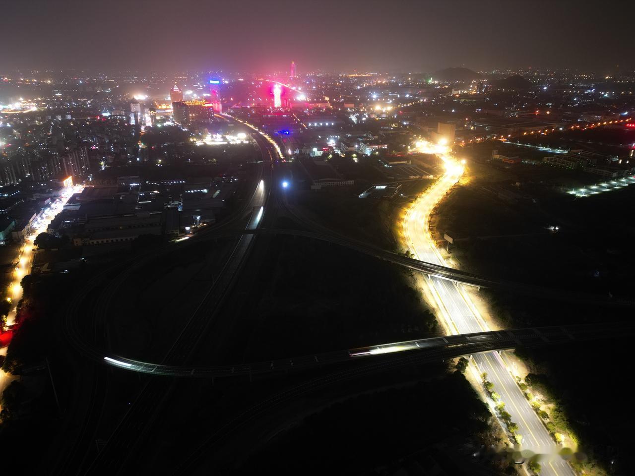 20260110，开通沪武高速上海方向通行，同时封闭南京方向高速，视频上呈现杨舍