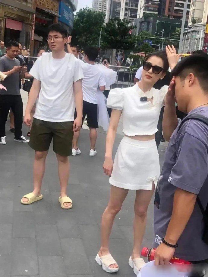 她确实不像生两个娃的 ​​​