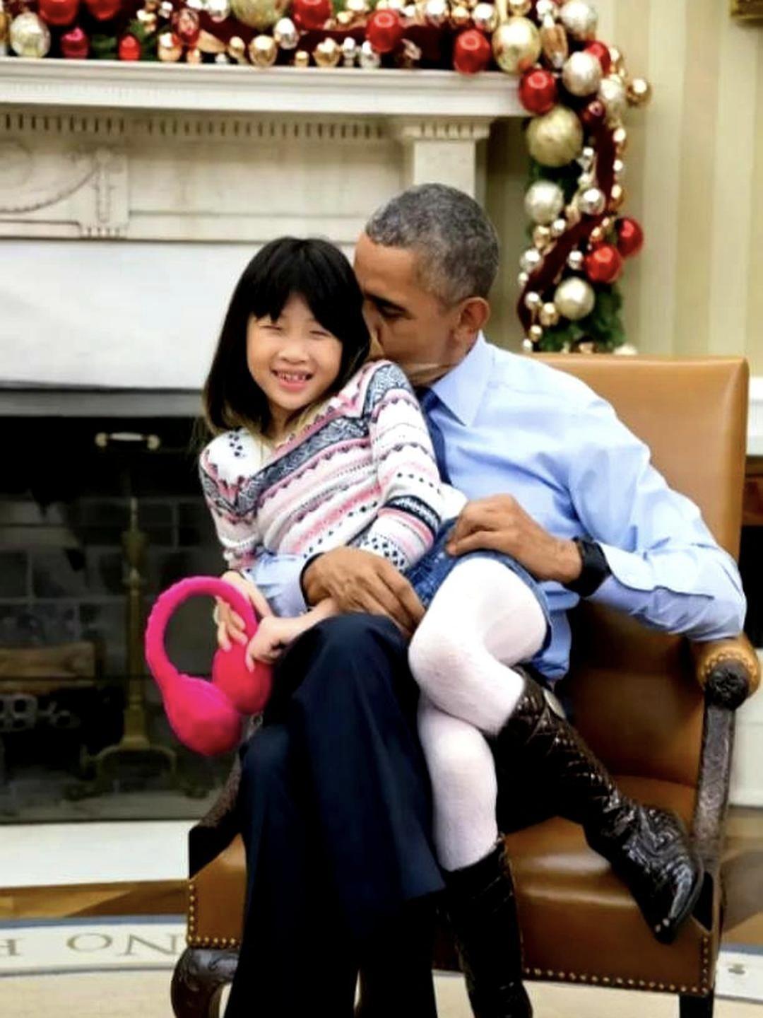 原来奥巴马怀里的亚裔小女孩是他的中国侄女，照片拍摄于2015年白宫。
 
女孩名