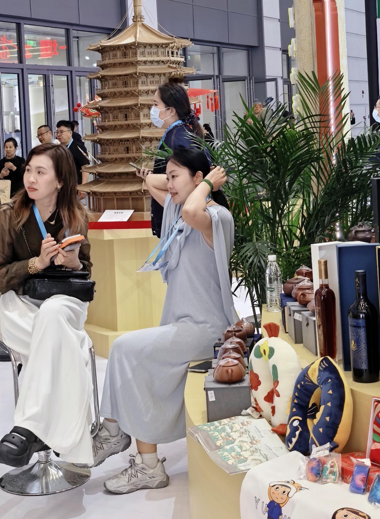 逛会展，偶遇“微缩版”的应县木塔，作为中国现存最古老的木结构塔式建筑，它每一处榫