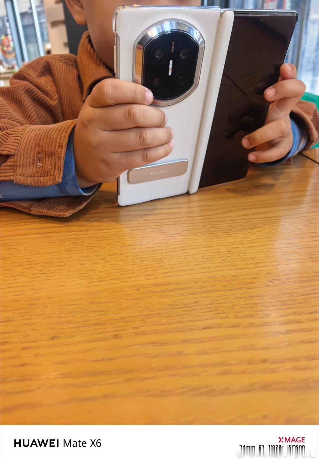 折叠屏的吸引力大过一切玩具，都得小朋友先品鉴完才轮得到我华为matex7可靠的m