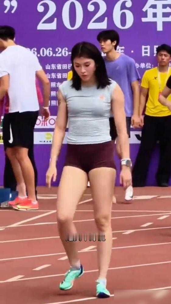 吴艳妮，29岁。
又一次站上亚运会的起跑线。

她入选了。
凭借12秒99的成绩