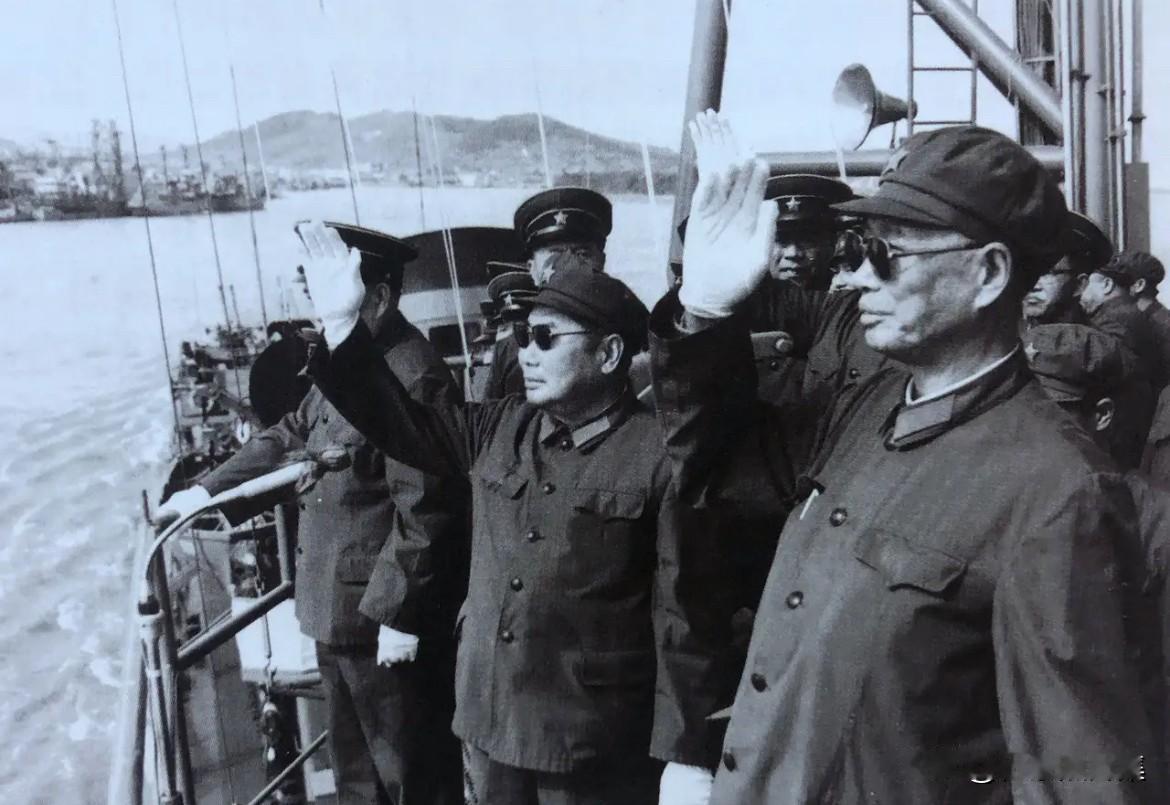 1983年10月，总参谋长杨得志（中）、副总参谋长张震一起视察海军。在总参工作期