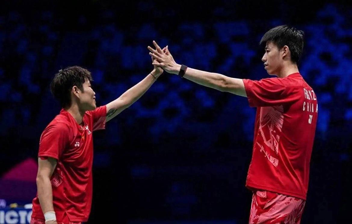 羽联总决赛：21-9！凤凰组合2-1击退日本搭档 进决赛静待蒋魏组合世界羽联年终