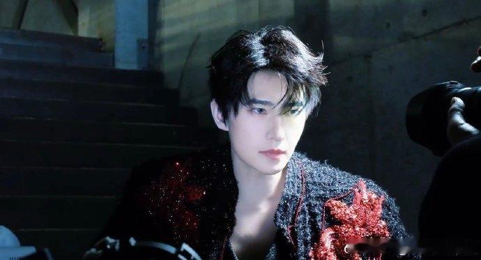 杨洋 出图3分钟戴美瞳30分钟 看了杨洋的新视频，蓝色美瞳配上他的五官，混血感确