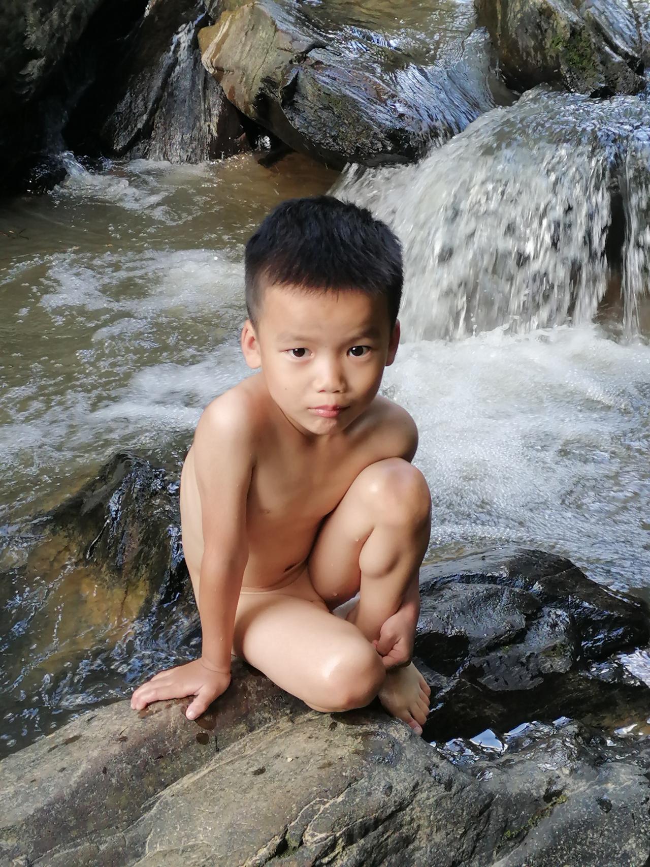 这是在一个景区为一个小男孩拍的照片。
在一个旅游景区玩水，看到这个小男孩觉得非常