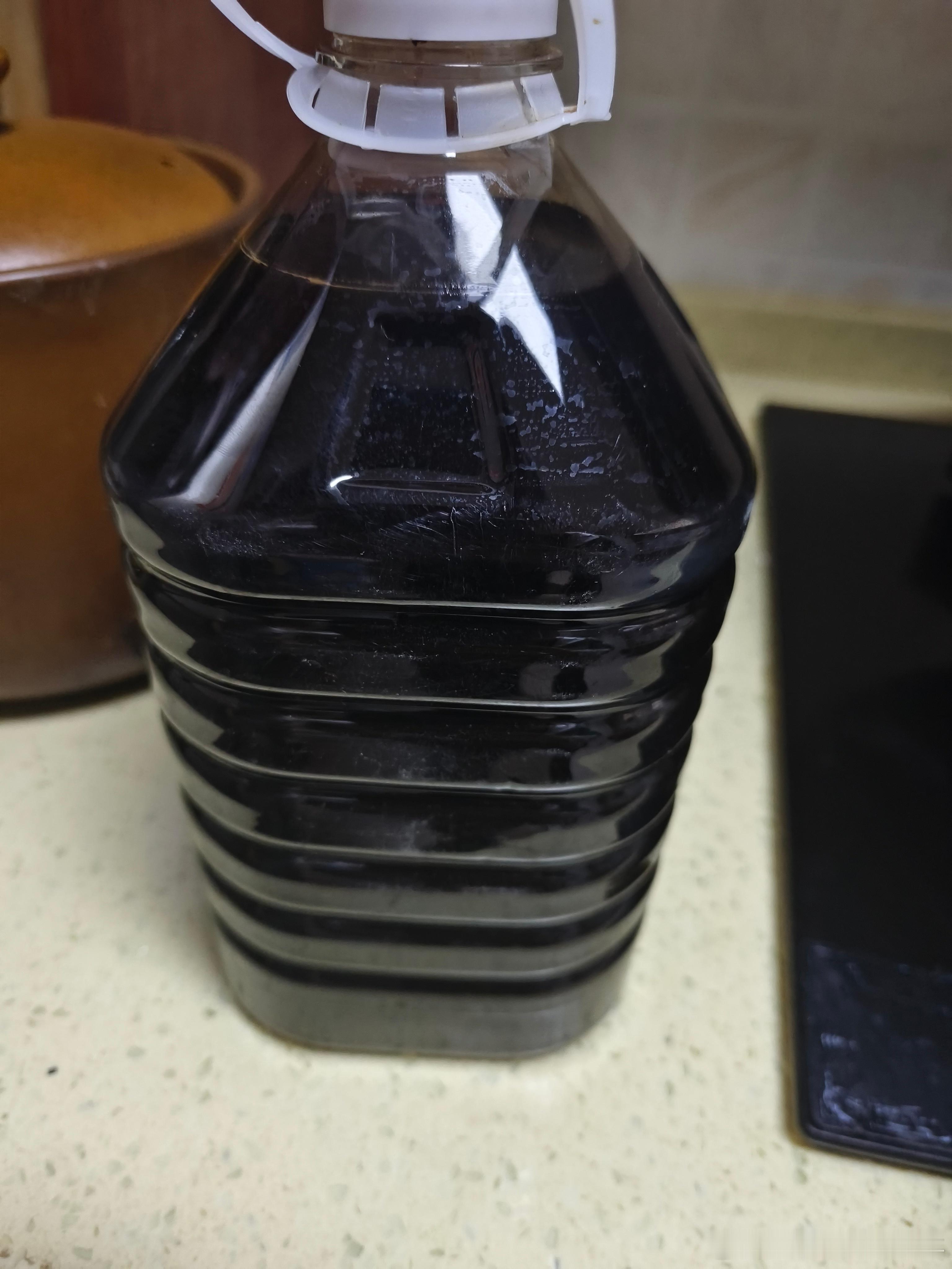 山西的亲戚拿了点自己家酿制的山西老陈醋，准备没事喝点醋了[哈哈]  ​​​