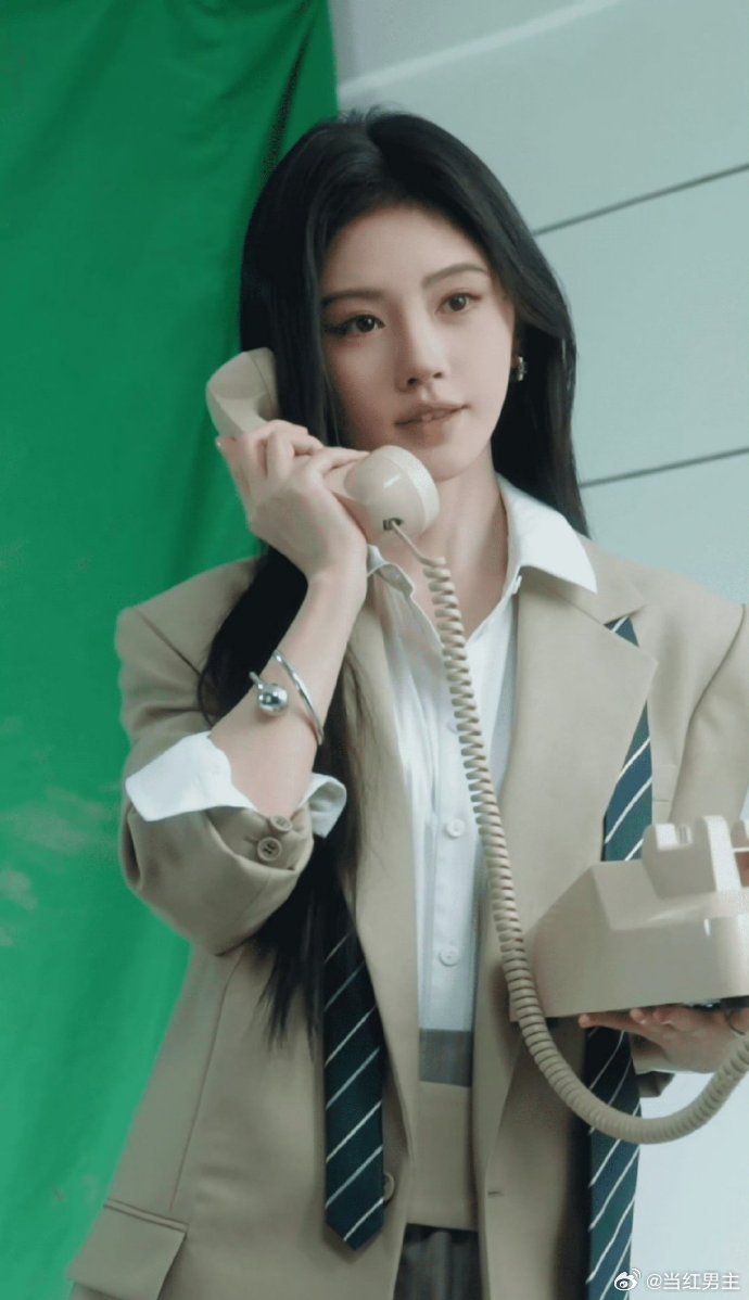 每天上班必带的东西每天精致出门上班🥰通勤造型给了很多灵感，自信穿搭真的能让一天