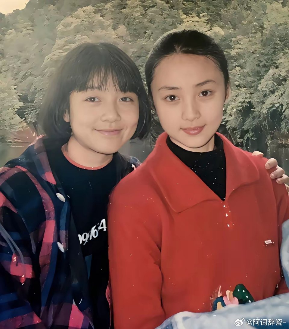 图一是年轻时候的吴越，图二中穿红色衣服的美女是年轻时候的蒋勤勤，吴越也是毫不逊色