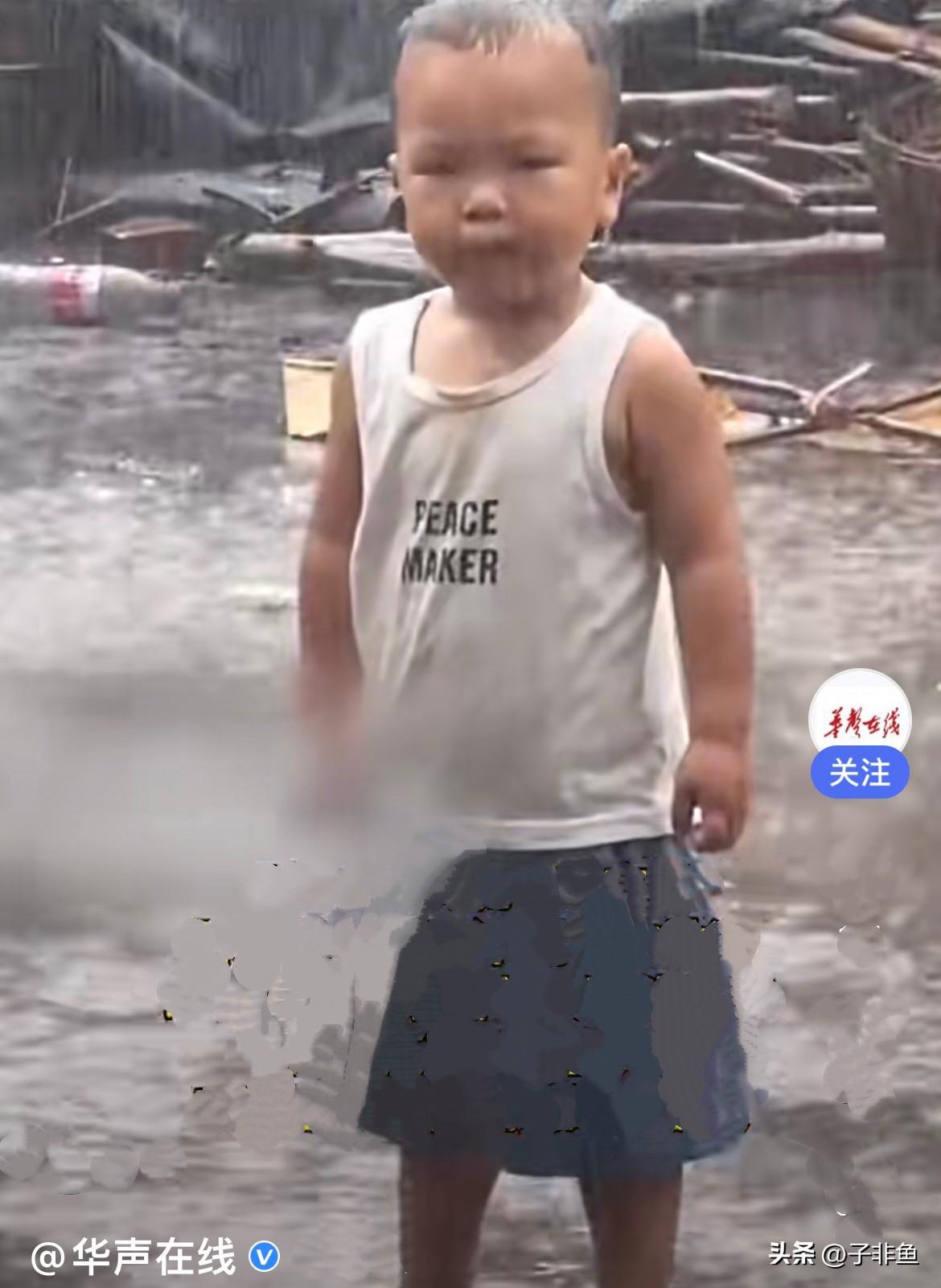 近日，广东外面下着哗哗大雨，路面全是积水，天气又冷又湿，一个看着也就三四岁的小男