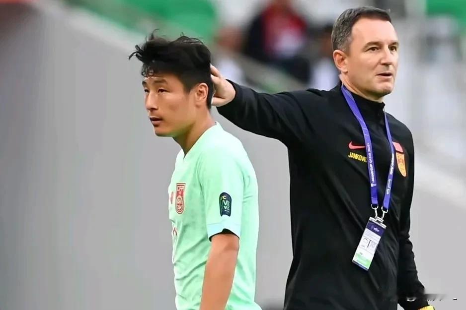 韦世豪有望复出迎亚洲杯首秀，或可破解国足进攻难题，总之，国足战卡塔尔，必须得提速