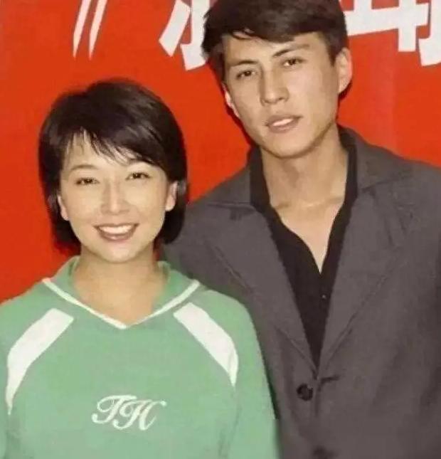 当年，30岁的靳东爱上了39岁的江珊，江珊半推半就地说："我结过婚，生过娃，咱俩