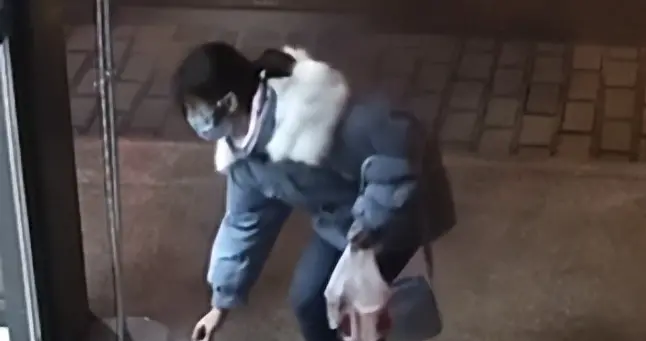 真甜！女子给帮找钱包民警送棒棒糖