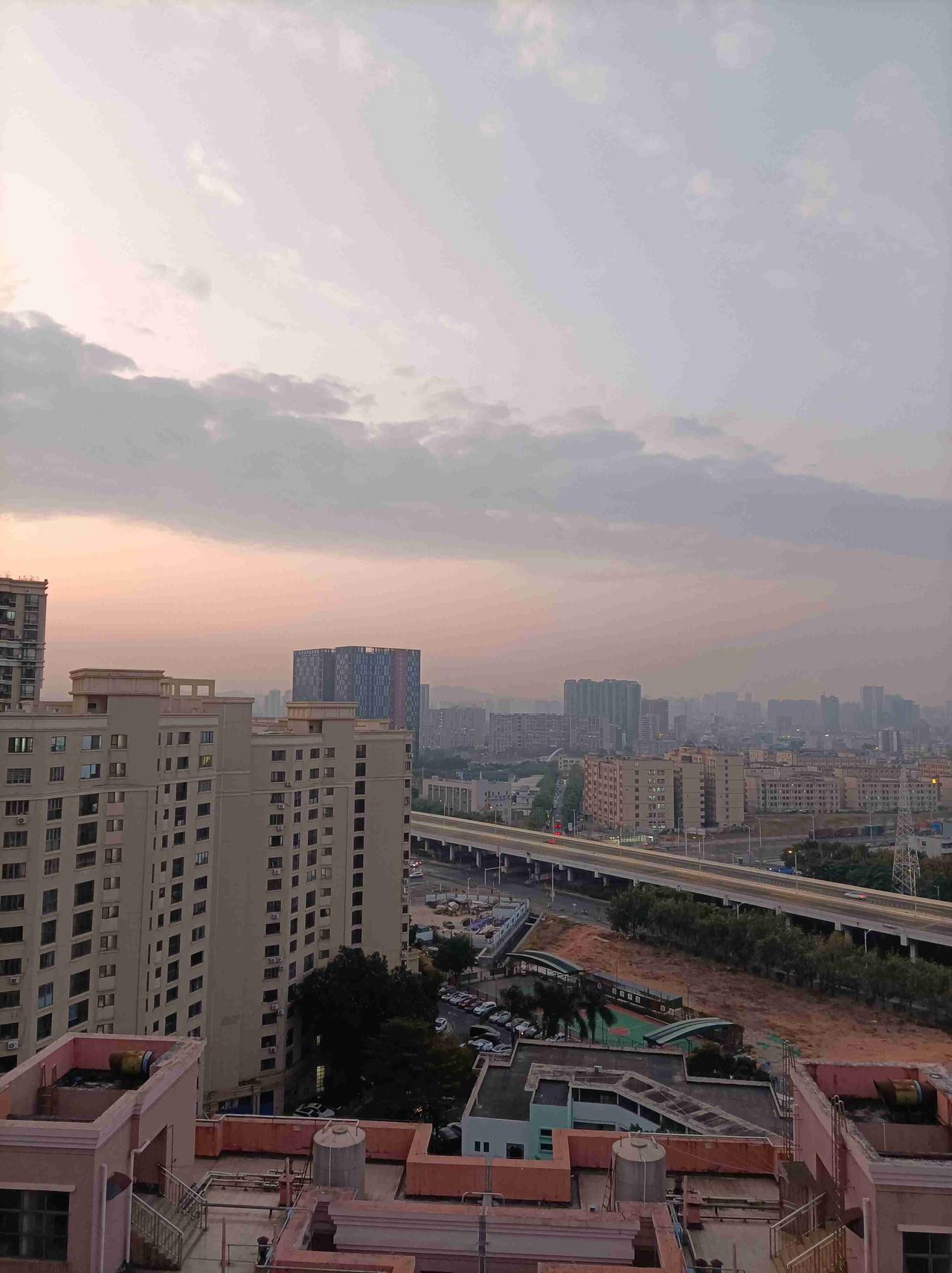 我的今日状态：😁轻松愉快
我这里的天气：☀️晴天深圳今日晴，气温15度到27度