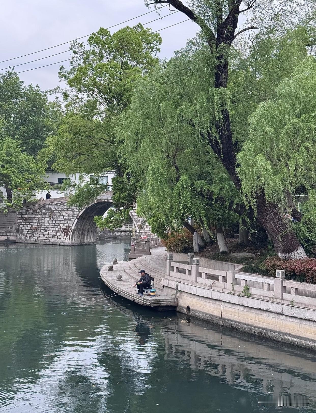 常州属于宜居城市吗常州绝对算很宜居的城市。生活节奏不快，物价、房价相对温和，压力
